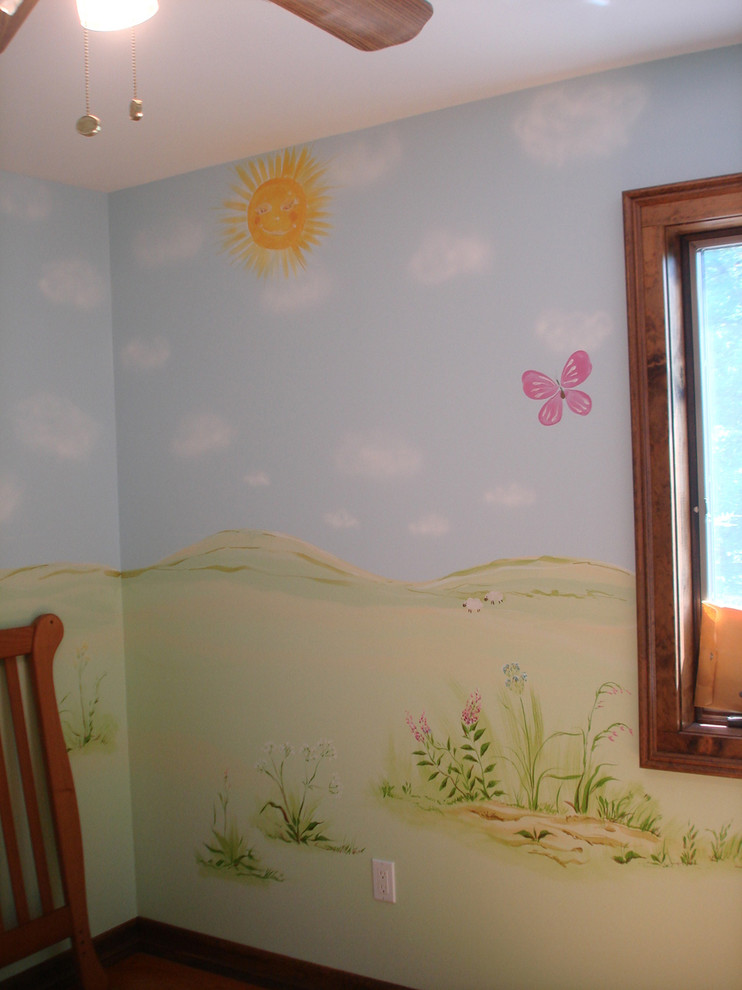 Idée de décoration pour une chambre d'enfant de 1 à 3 ans tradition de taille moyenne avec un mur blanc et un sol en bois brun.