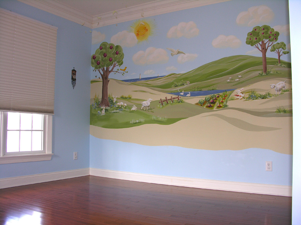 Cette photo montre une chambre d'enfant de 1 à 3 ans nature de taille moyenne avec un mur bleu et un sol en bois brun.