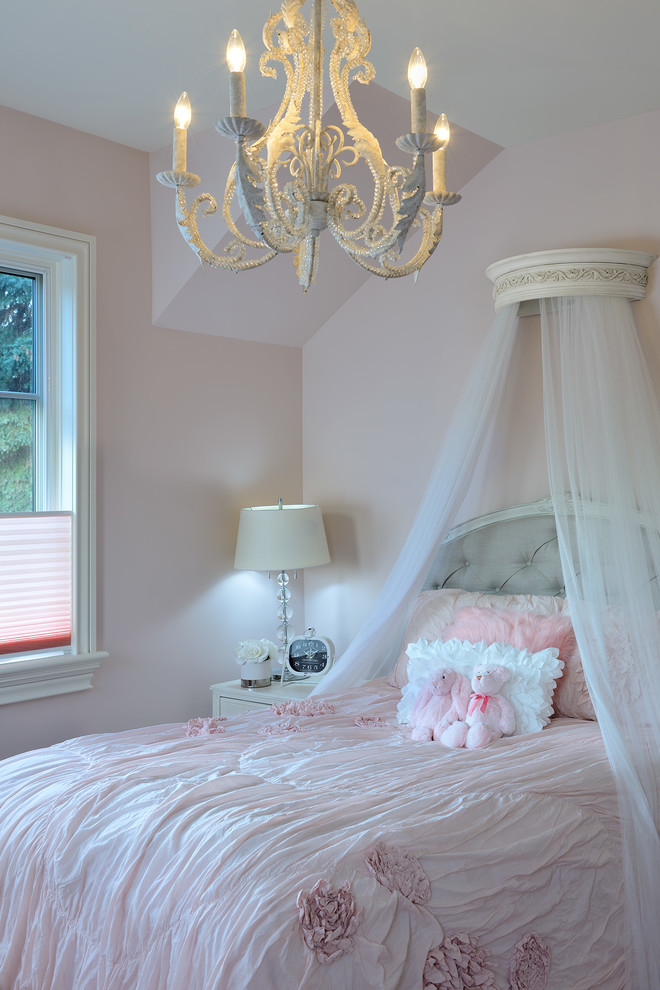 На фото: детская среднего размера в стиле неоклассика (современная классика) с спальным местом и розовыми стенами для ребенка от 4 до 10 лет, девочки
