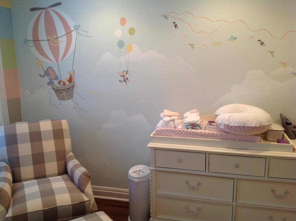 Imagen de dormitorio infantil de 1 a 3 años tradicional de tamaño medio con paredes multicolor y moqueta