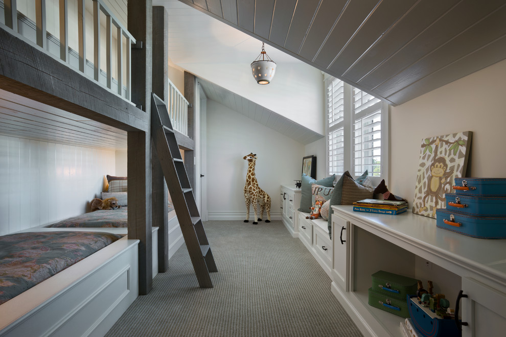 Ejemplo de dormitorio infantil de 4 a 10 años clásico de tamaño medio con paredes blancas y moqueta