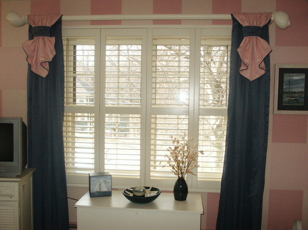 Example of a classic girl kids' bedroom design in New York