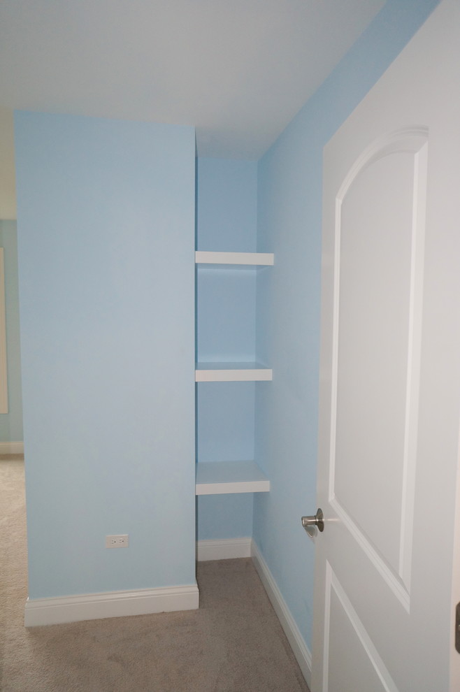 Idéer för stora funkis barnrum kombinerat med sovrum, med blå väggar och heltäckningsmatta