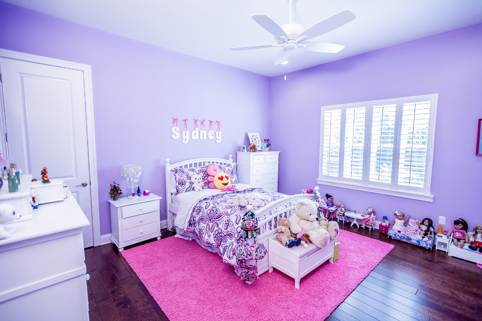 Стильный дизайн: большая детская в стиле неоклассика (современная классика) с спальным местом, фиолетовыми стенами, паркетным полом среднего тона и коричневым полом для ребенка от 4 до 10 лет, девочки - последний тренд