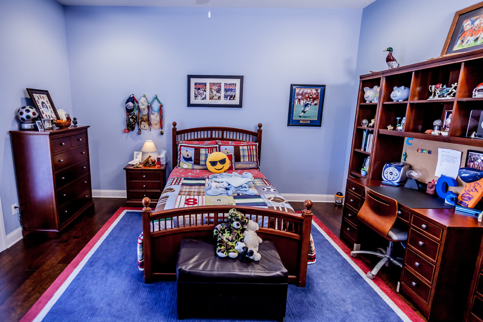 Esempio di una grande cameretta per bambini da 4 a 10 anni classica con pareti blu e pavimento in legno massello medio