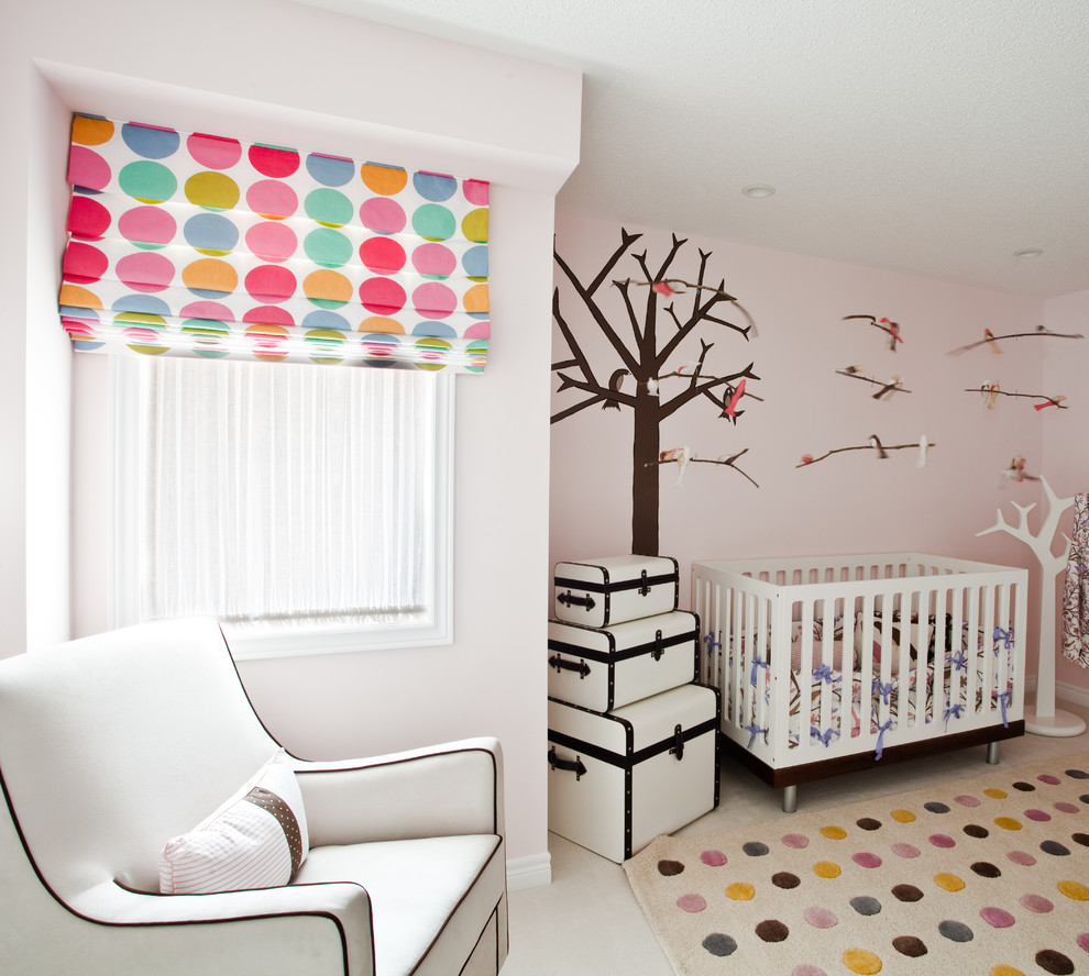 Пример оригинального дизайна: большая детская в современном стиле с спальным местом, розовыми стенами, полом из керамогранита и белым полом для ребенка от 1 до 3 лет, девочки