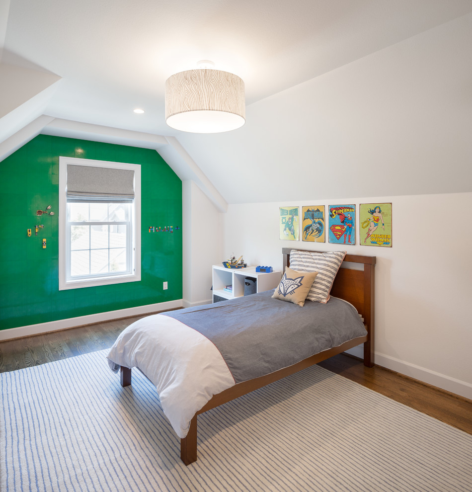 На фото: детская в современном стиле с спальным местом, зелеными стенами, паркетным полом среднего тона и коричневым полом