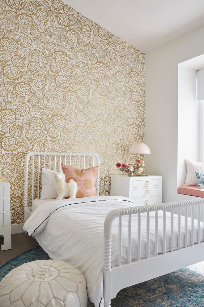 Cette photo montre une chambre d'enfant de 4 à 10 ans chic avec un mur blanc, un sol en bois brun et un sol marron.