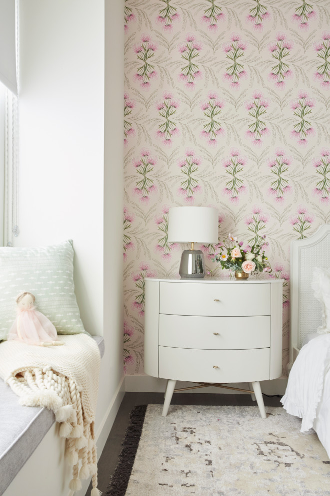 Foto de dormitorio infantil clásico renovado de tamaño medio con paredes multicolor y suelo de madera en tonos medios