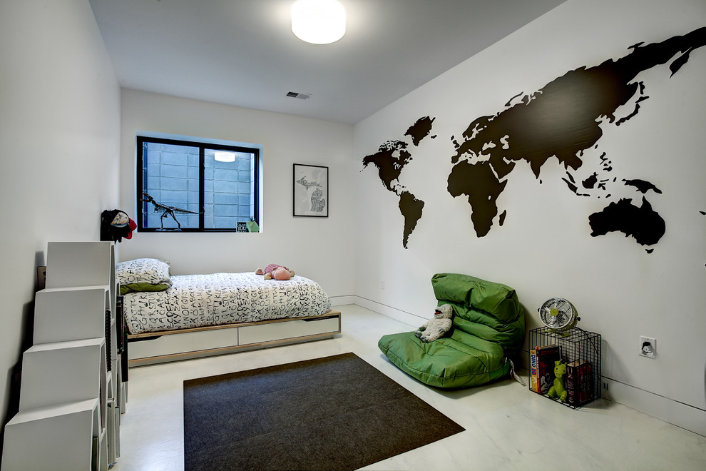 Modern inredning av ett mellanstort könsneutralt barnrum kombinerat med sovrum, med flerfärgade väggar, betonggolv och vitt golv