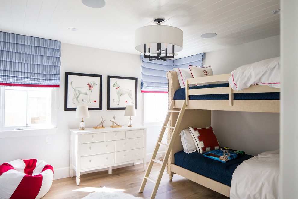 Neutrales Klassisches Kinderzimmer mit Schlafplatz, weißer Wandfarbe, braunem Holzboden und braunem Boden in Orange County