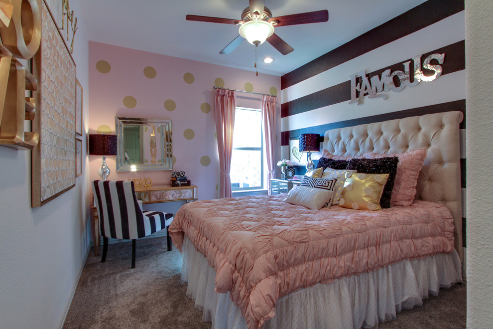 На фото: детская среднего размера в классическом стиле с спальным местом, разноцветными стенами и ковровым покрытием для девочки