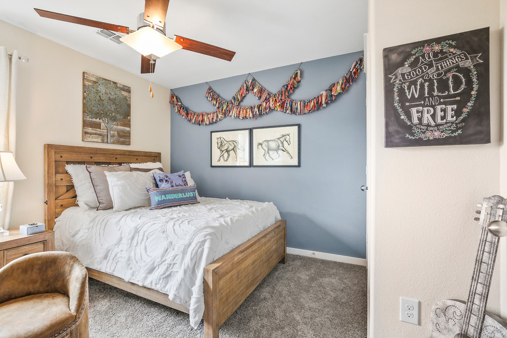 Diseño de dormitorio infantil contemporáneo de tamaño medio con paredes azules, moqueta y suelo beige