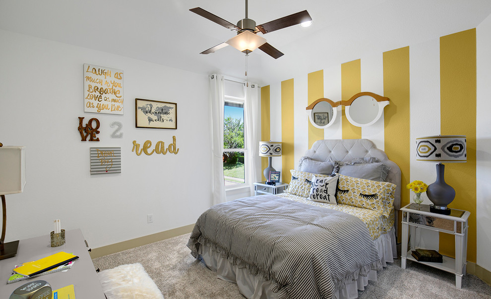 Cette photo montre une chambre d'enfant de taille moyenne avec un mur multicolore, moquette et un sol beige.