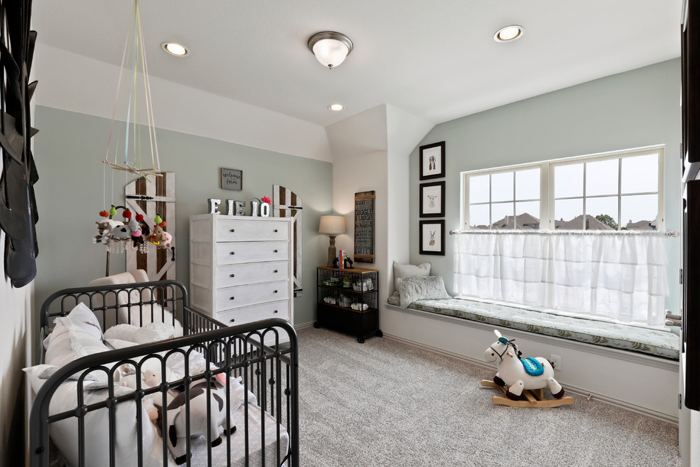Modelo de dormitorio infantil de 1 a 3 años clásico renovado de tamaño medio con moqueta, paredes verdes y suelo gris