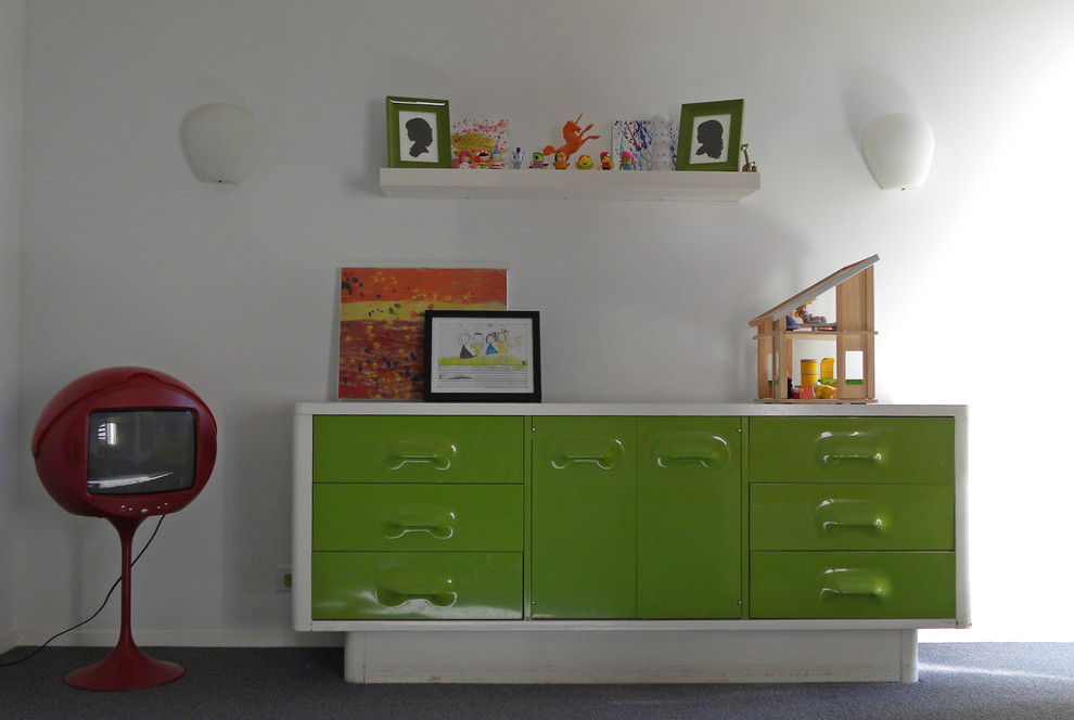 This is an example of a midcentury kids' bedroom in Dallas.