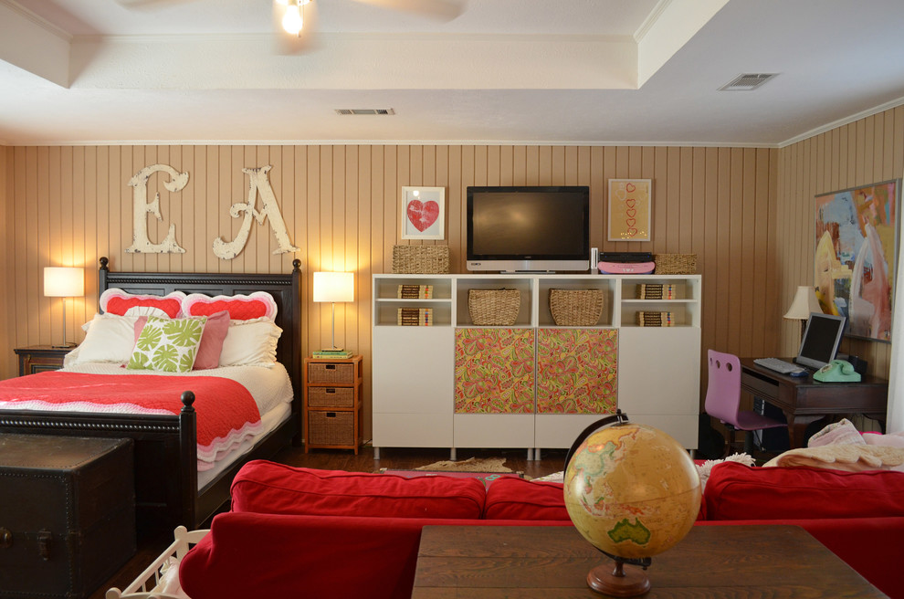 Modelo de dormitorio infantil clásico con suelo de madera oscura y paredes marrones