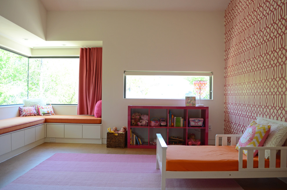 Свежая идея для дизайна: детская в современном стиле с спальным местом и разноцветными стенами для ребенка от 1 до 3 лет, девочки - отличное фото интерьера