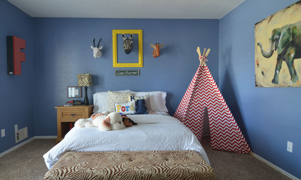 Immagine di una cameretta per bambini da 4 a 10 anni chic con pareti blu e moquette