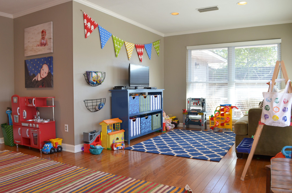 Inspiration pour une chambre d'enfant de 1 à 3 ans traditionnelle avec un mur beige et un sol en bois brun.