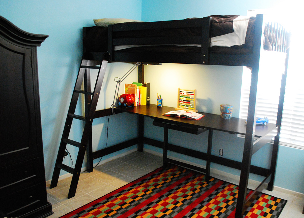 Kleines Klassisches Jungszimmer mit Schlafplatz, blauer Wandfarbe und Porzellan-Bodenfliesen in Orange County
