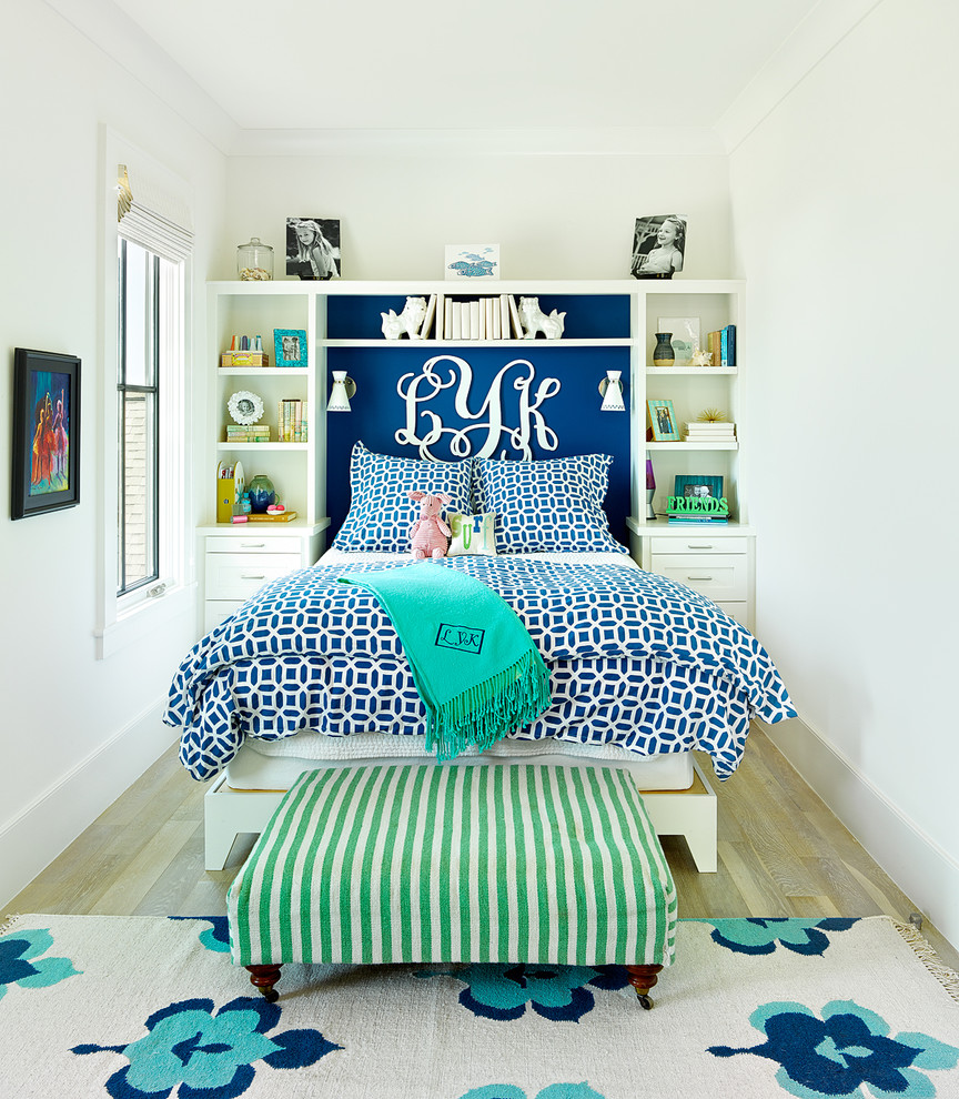 Maritimes Mädchenzimmer mit Schlafplatz, weißer Wandfarbe und hellem Holzboden in Charleston