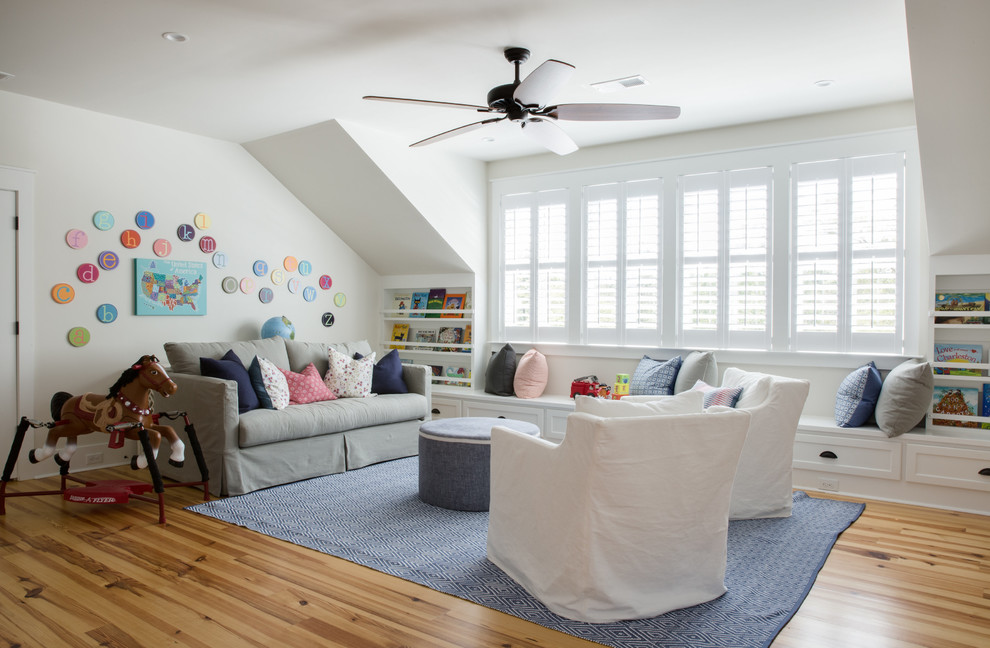 Mittelgroßes, Neutrales Klassisches Kinderzimmer mit Spielecke, weißer Wandfarbe, braunem Holzboden und beigem Boden in Charleston