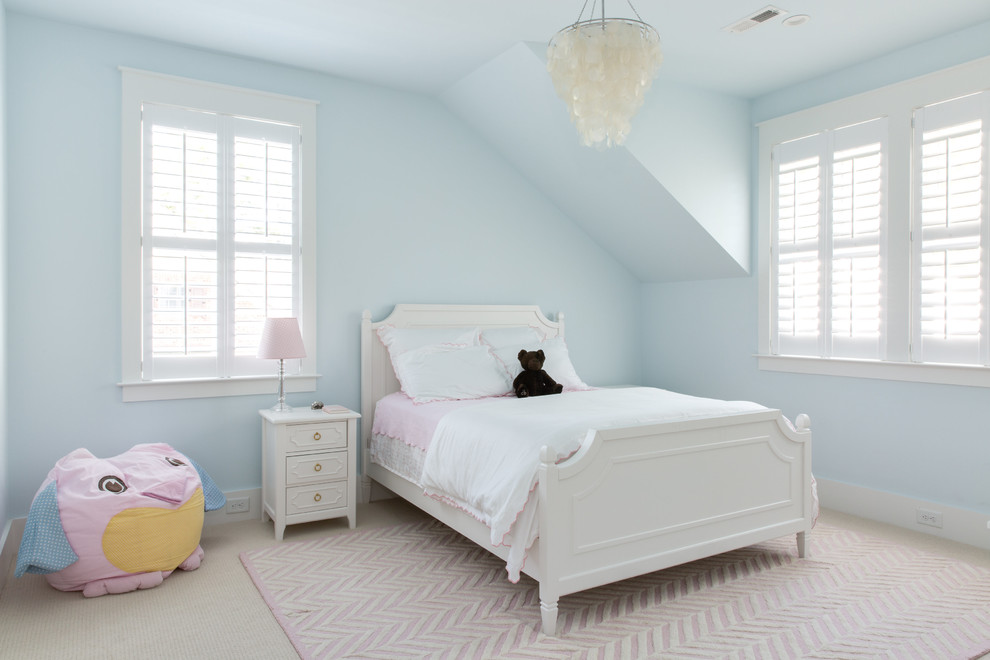 Immagine di una cameretta per bambini da 4 a 10 anni chic di medie dimensioni con pareti bianche, pavimento in legno massello medio e pavimento beige