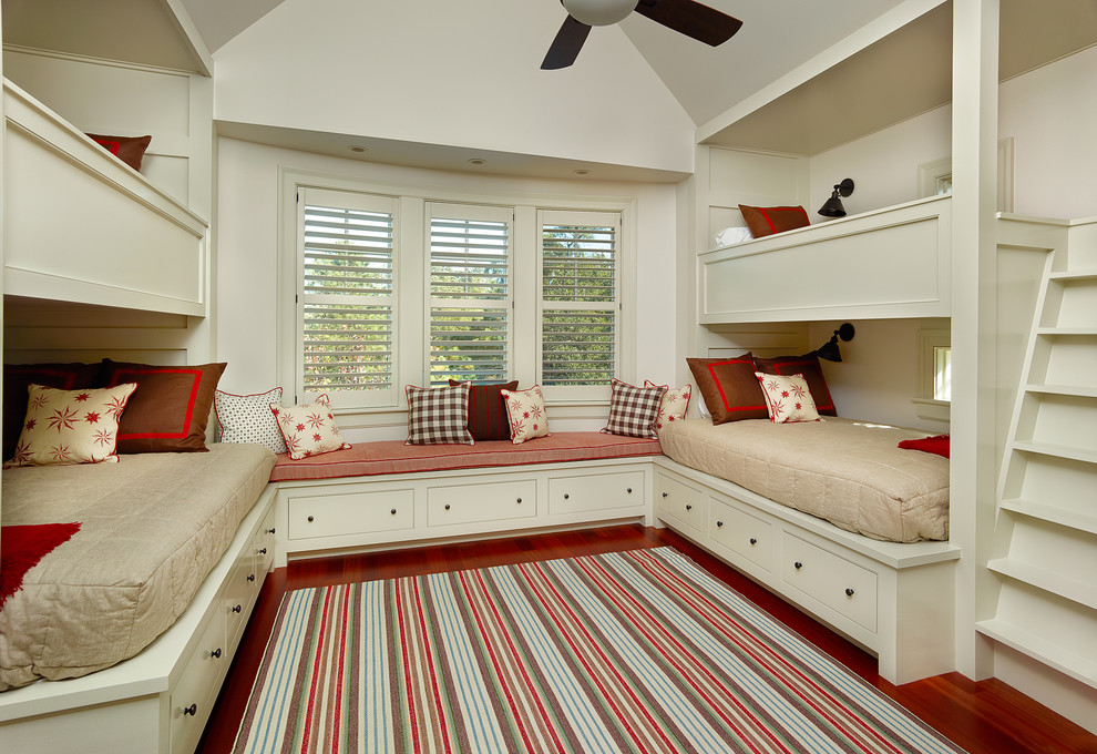 Neutrales Klassisches Jugendzimmer mit Schlafplatz, beiger Wandfarbe und braunem Holzboden in Charleston