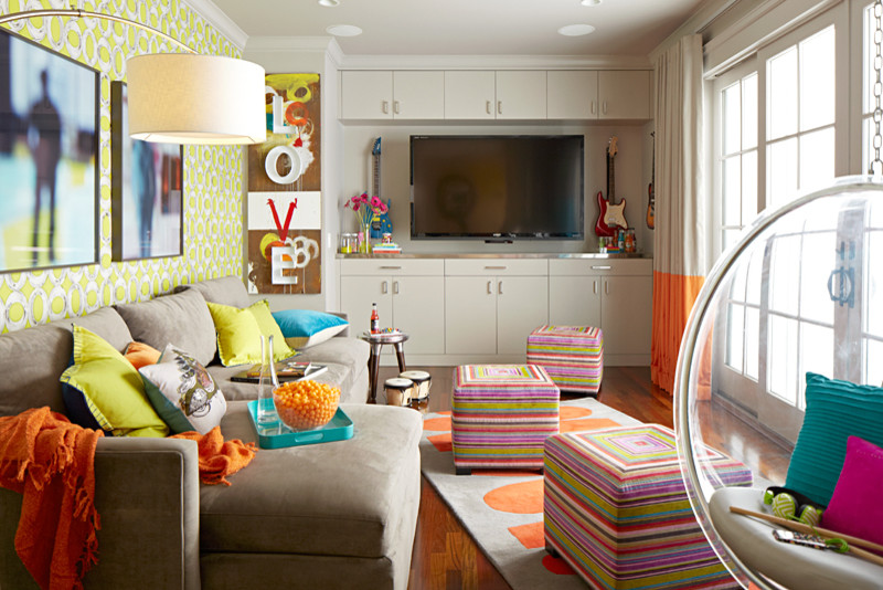 Cette image montre une grande chambre d'enfant avec un mur multicolore et un sol en bois brun.