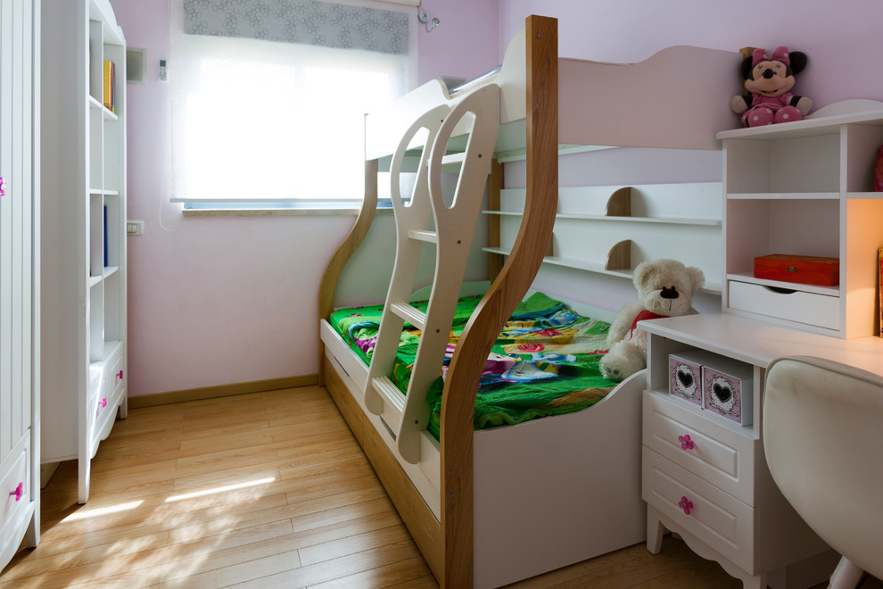 Idee per una piccola cameretta per bambini da 4 a 10 anni boho chic con pareti rosa e parquet chiaro