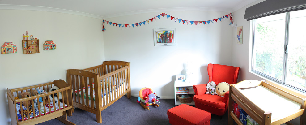 パースにある高級な広いコンテンポラリースタイルのおしゃれな子供の寝室 (白い壁、カーペット敷き) の写真