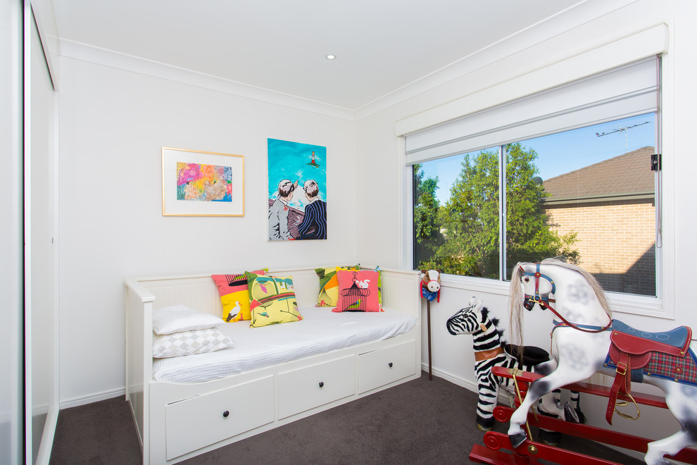 シドニーにあるコンテンポラリースタイルのおしゃれな子供部屋 (白い壁、カーペット敷き) の写真
