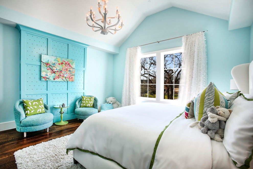 ダラスにある広いエクレクティックスタイルのおしゃれな子供部屋 (青い壁、無垢フローリング、ティーン向け、茶色い床) の写真