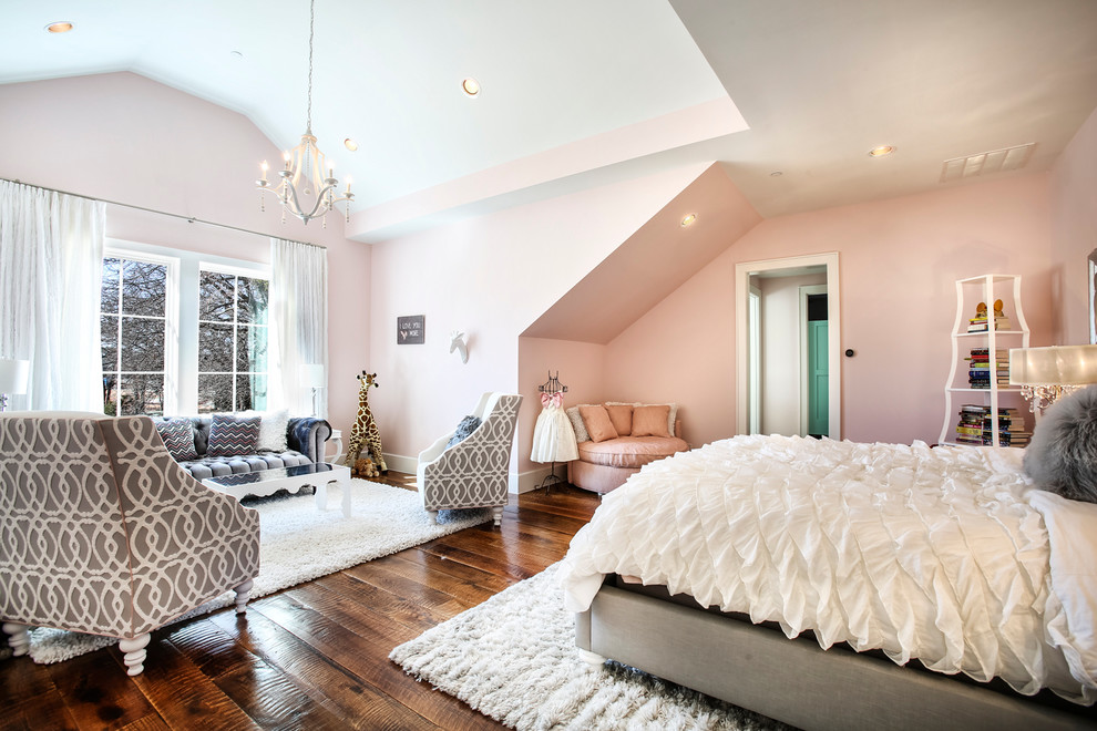 Ispirazione per un'ampia cameretta per bambini chic con pareti rosa, pavimento in legno massello medio e pavimento marrone