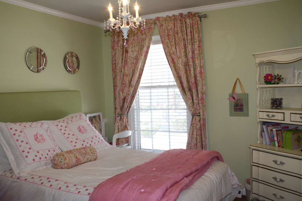 Modernes Mädchenzimmer mit Schlafplatz und grüner Wandfarbe in Charlotte