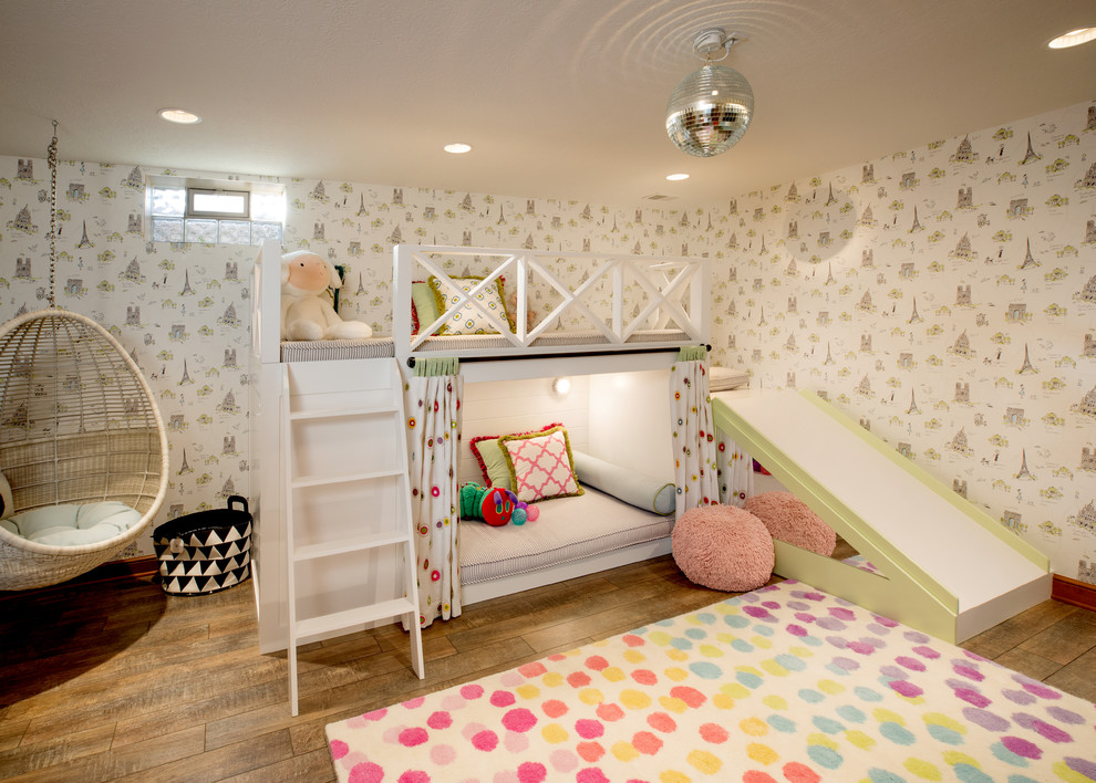 Inspiration för klassiska flickrum kombinerat med sovrum och för 4-10-åringar, med mörkt trägolv och brunt golv