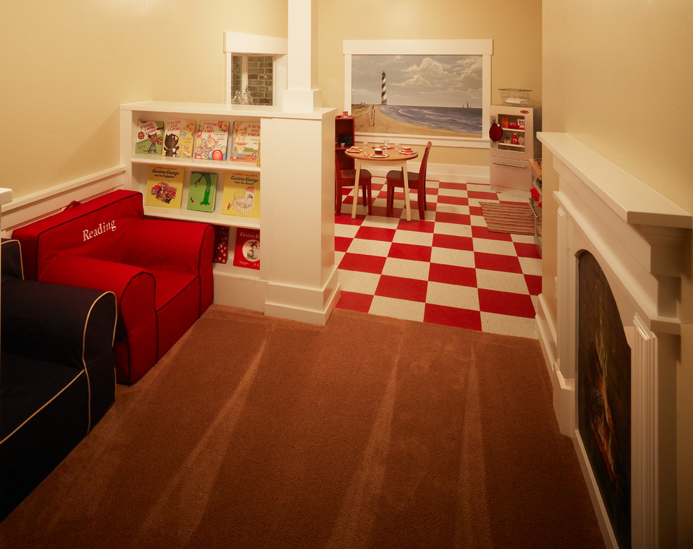 Bild på ett vintage könsneutralt barnrum kombinerat med lekrum och för 4-10-åringar, med linoleumgolv och beige väggar