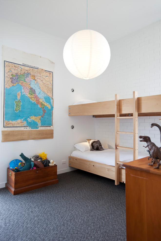 Cette photo montre une petite chambre d'enfant de 4 à 10 ans tendance avec un mur blanc, moquette et un lit superposé.