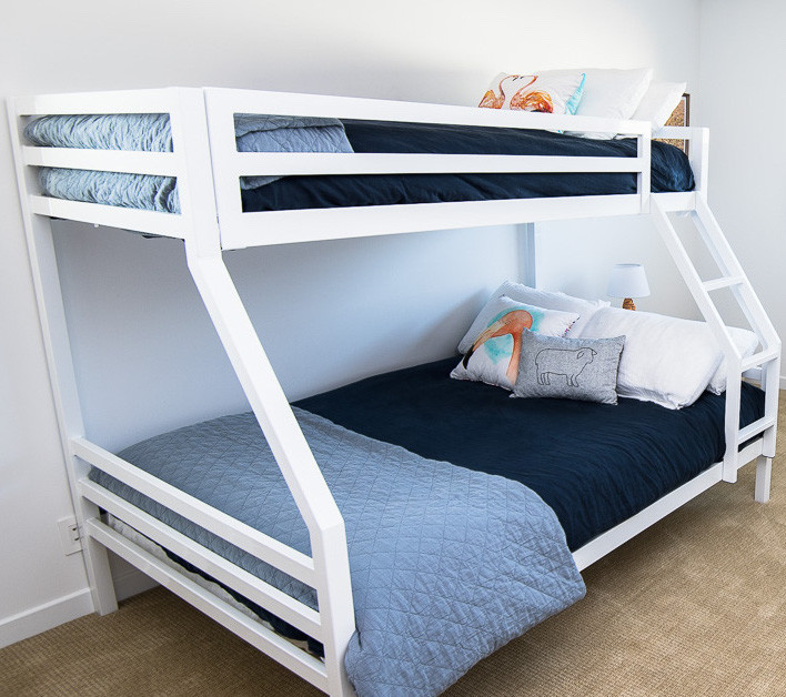 Пример оригинального дизайна: детская среднего размера в стиле модернизм с спальным местом, белыми стенами и ковровым покрытием для подростка, мальчика, двоих детей