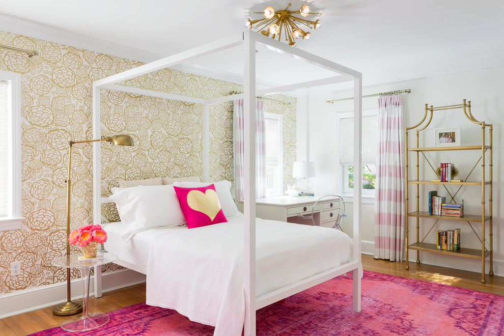 Imagen de dormitorio infantil clásico renovado con paredes blancas y suelo de madera en tonos medios