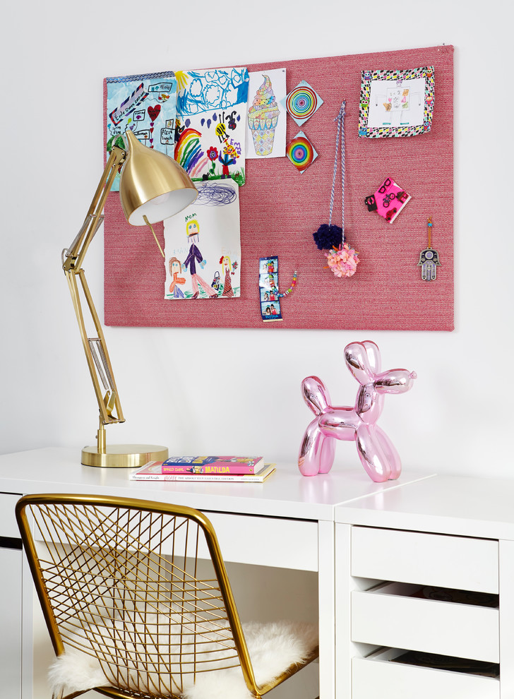 Imagen de habitación de niña de 4 a 10 años actual con escritorio y paredes blancas