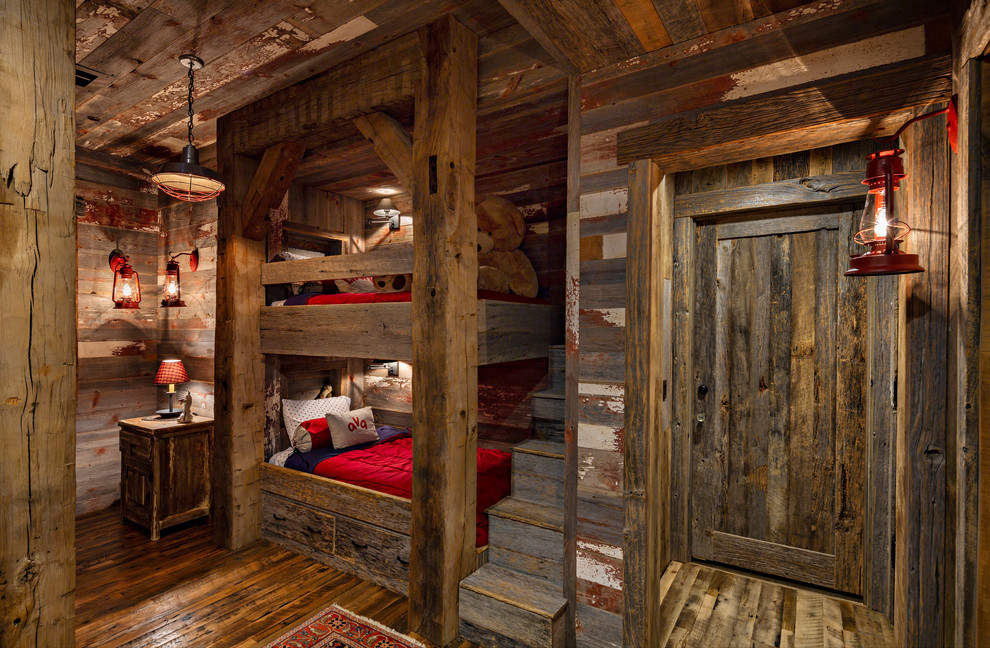 Bild på ett rustikt könsneutralt barnrum kombinerat med sovrum och för 4-10-åringar, med mörkt trägolv