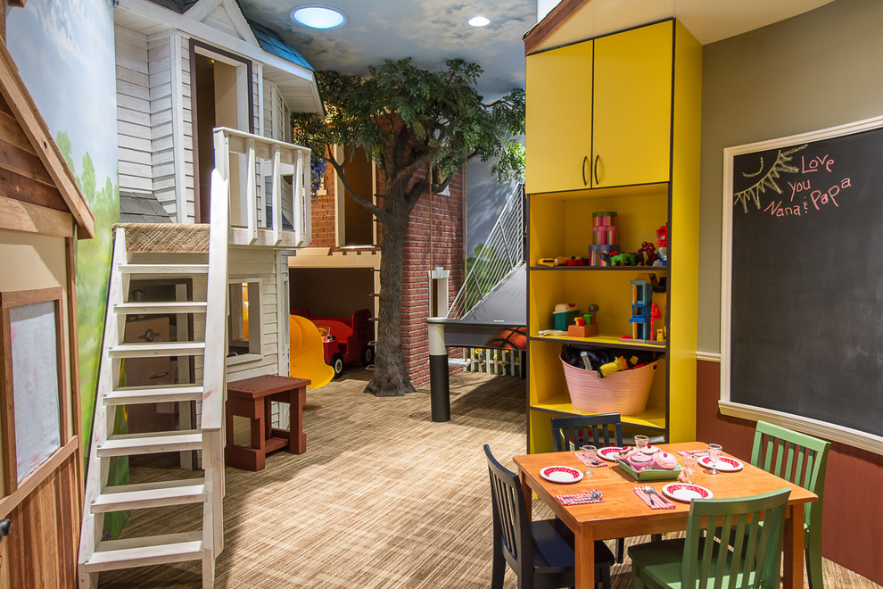 Foto på ett amerikanskt könsneutralt barnrum kombinerat med lekrum och för 4-10-åringar, med flerfärgade väggar och heltäckningsmatta