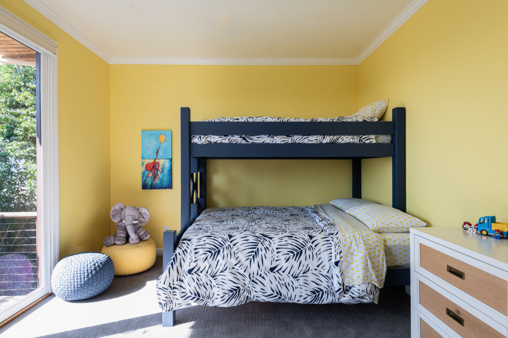 Inspiration pour une chambre d'enfant de 4 à 10 ans traditionnelle avec un mur jaune, moquette et un sol gris.