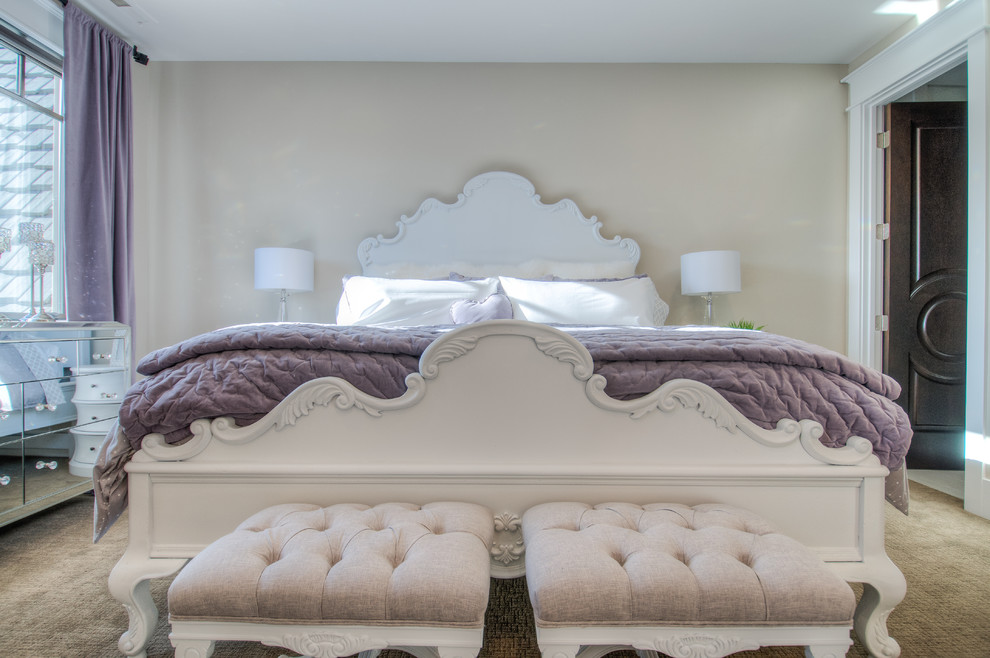 Foto di una grande camera da letto tradizionale con pareti grigie e moquette