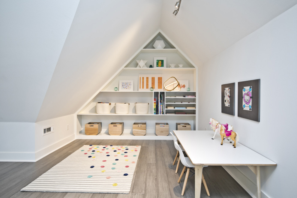 Источник вдохновения для домашнего уюта: нейтральная детская среднего размера в современном стиле с рабочим местом, белыми стенами, серым полом и паркетным полом среднего тона для ребенка от 4 до 10 лет