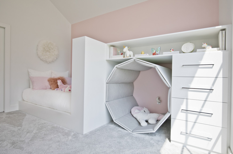 Источник вдохновения для домашнего уюта: детская среднего размера в современном стиле с спальным местом, розовыми стенами, ковровым покрытием и серым полом для ребенка от 4 до 10 лет, девочки