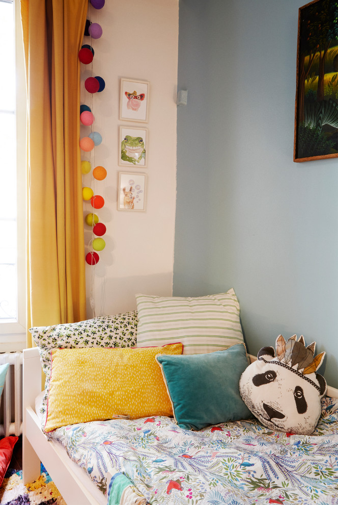 Esempio di una piccola cameretta per bambini da 4 a 10 anni boho chic con pareti blu