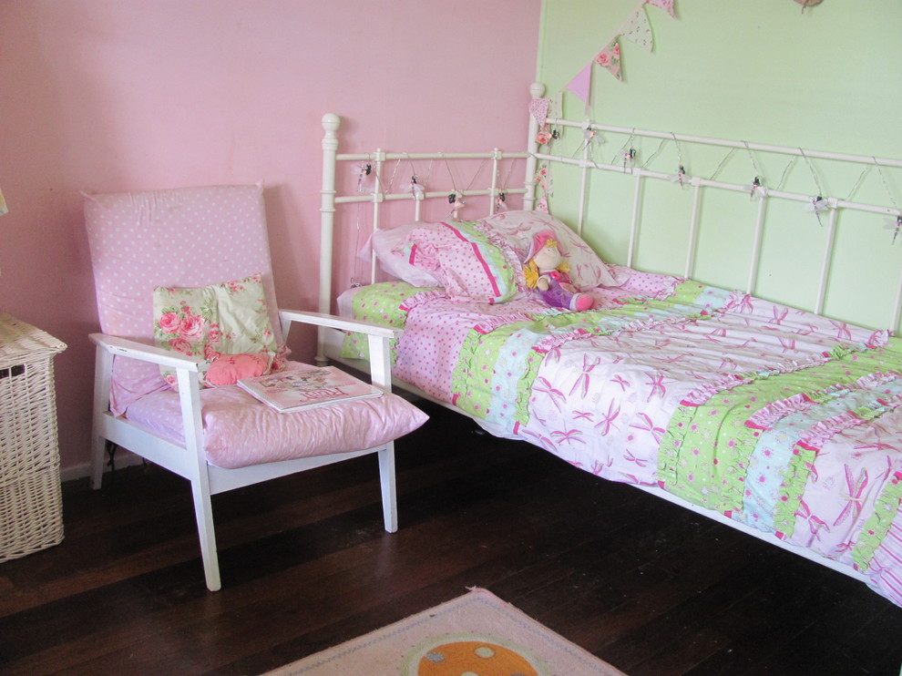 Cette image montre une chambre d'enfant de 4 à 10 ans bohème avec parquet foncé et un mur multicolore.